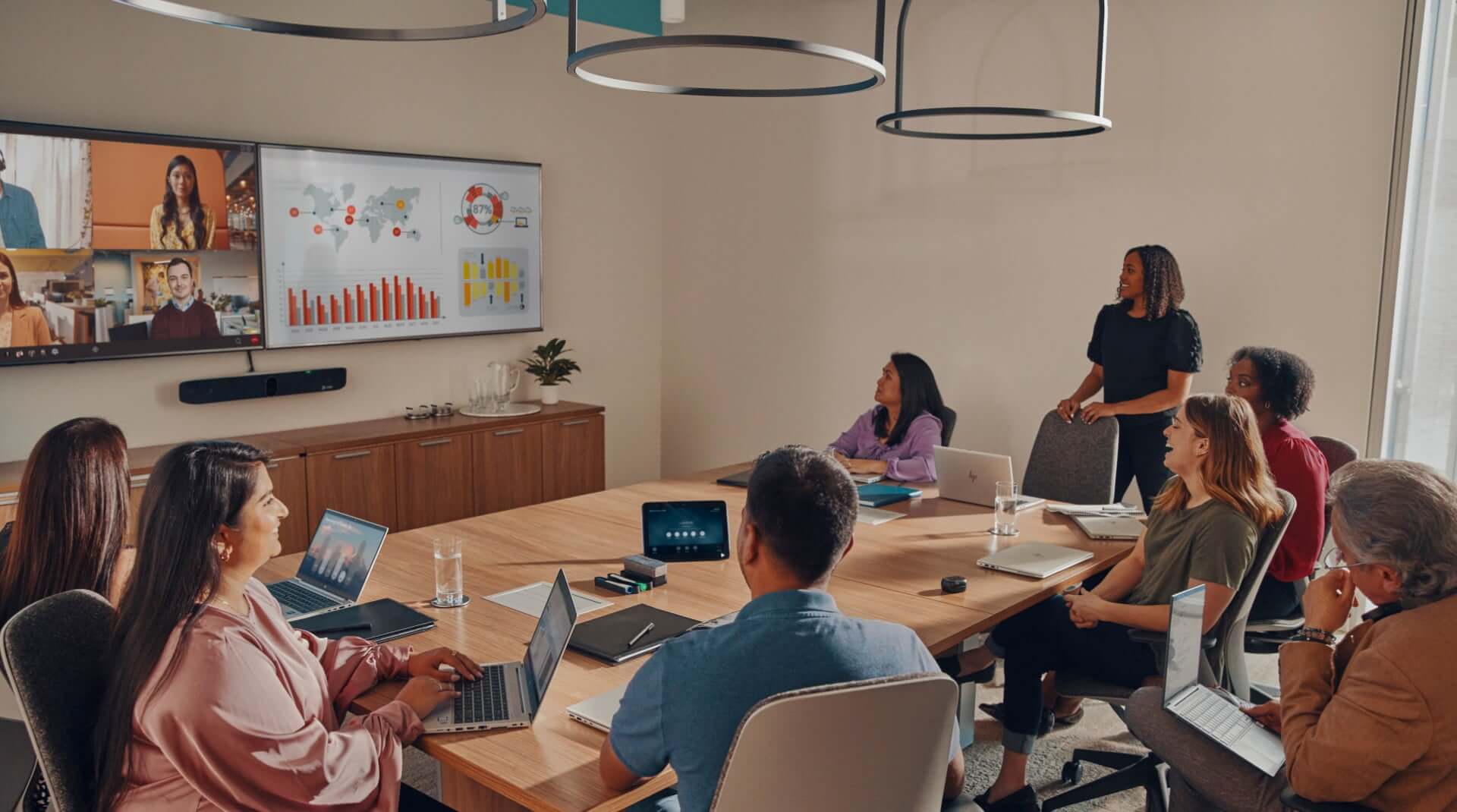 Suuri neuvotteluhuone, jossa henkilöt käyvät videopuhelua Poly Studio X70 -all-in-one-videopalkilla