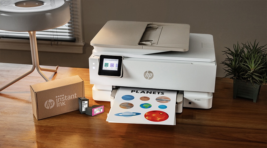 HP Instant Ink -paketin HP ENVY -tulostimen vieressä