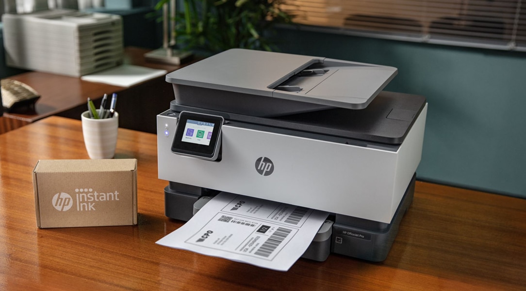 HP Instant Ink -paketti Office Jet Pro -tulostimen vieressä