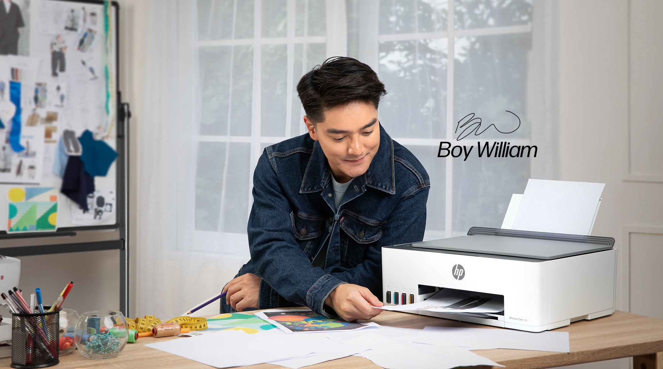 Dua gadis bermasker sedang bermain di dekat printer HP Smart Tank.