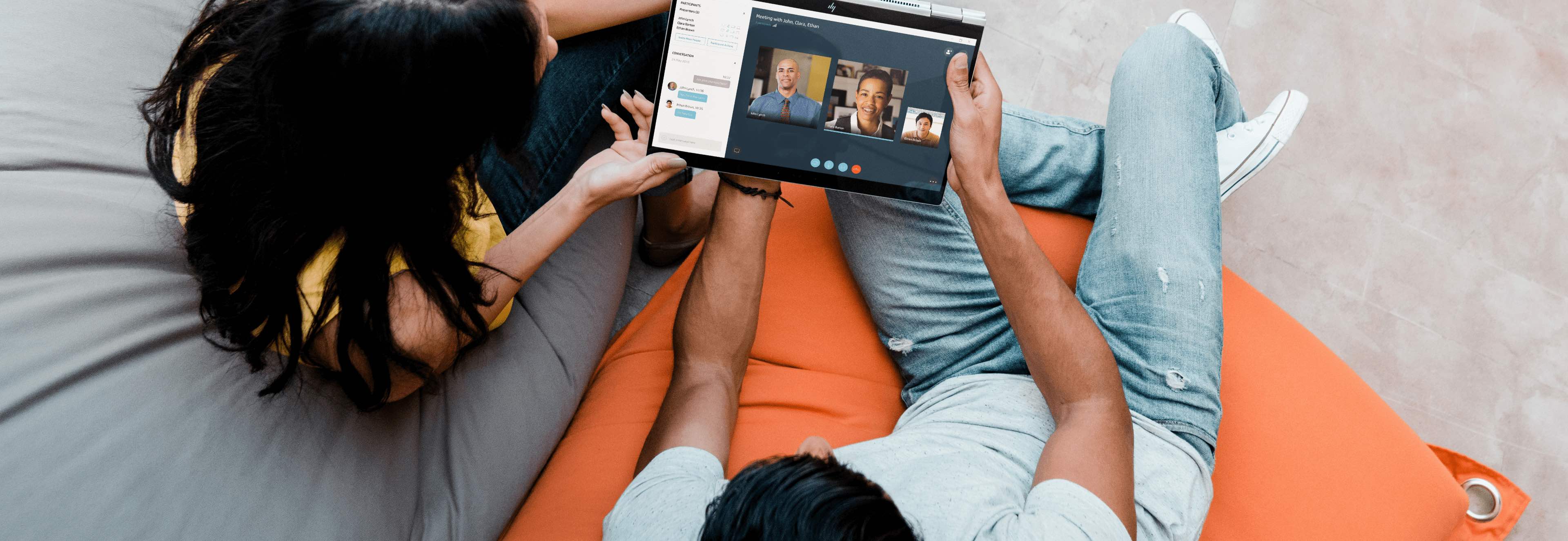 Hai người cộng tác xung quanh máy tính xách tay HP